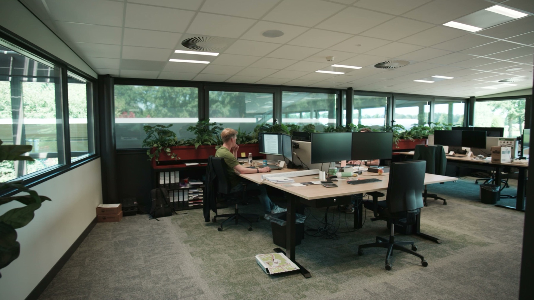 Handen op een toetsenbord tussen post-its