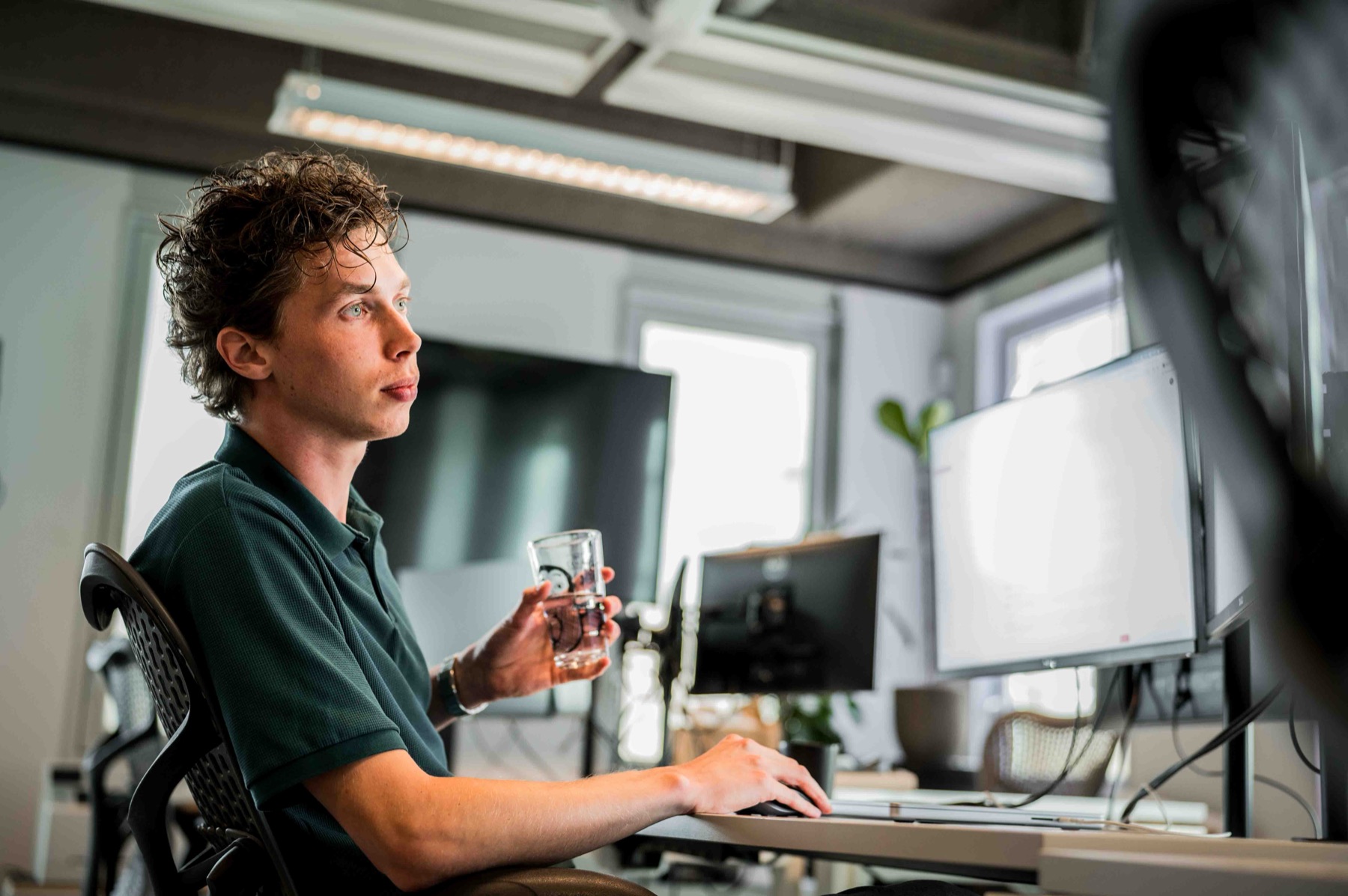 Collega werkt geconcentreerd achter zijn scherm