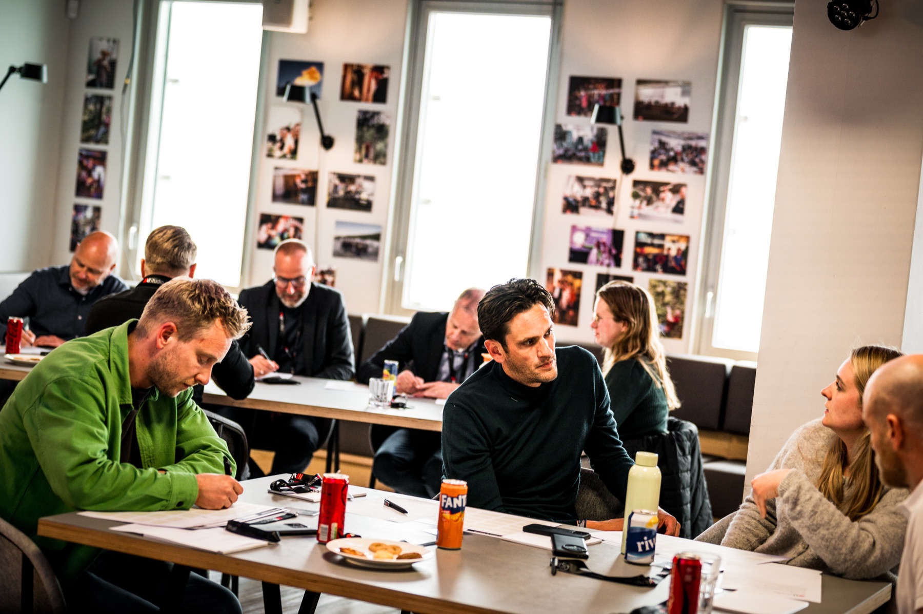 Deelnemers werken hun eigen opdracht uit tijdens een sessie